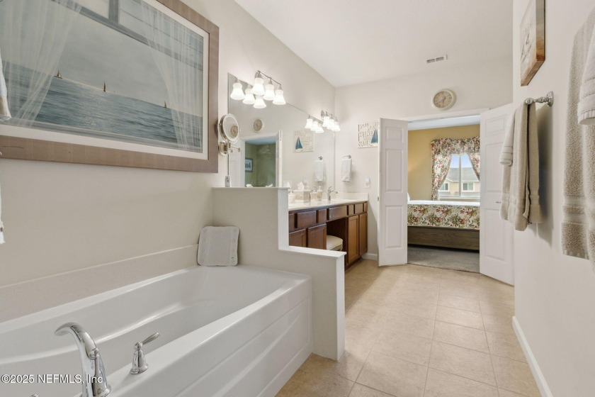 This beautifully appointed townhouse is super clean &amp; move-in - photo 17