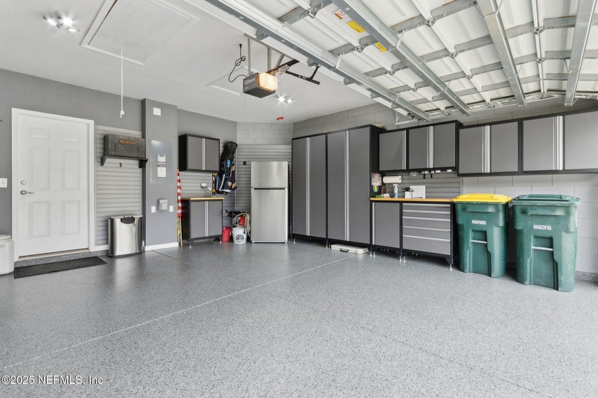 This beautifully appointed townhouse is super clean &amp; move-in - photo 24