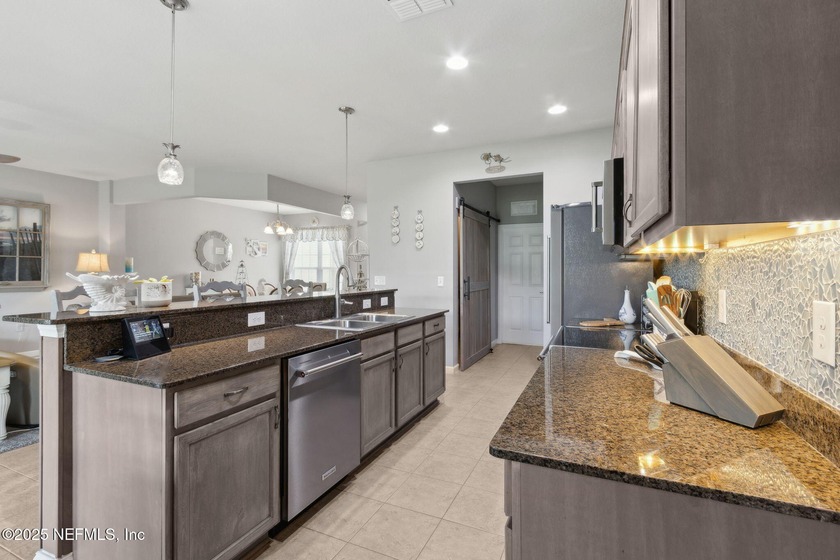 This beautifully appointed townhouse is super clean &amp; move-in - photo 47
