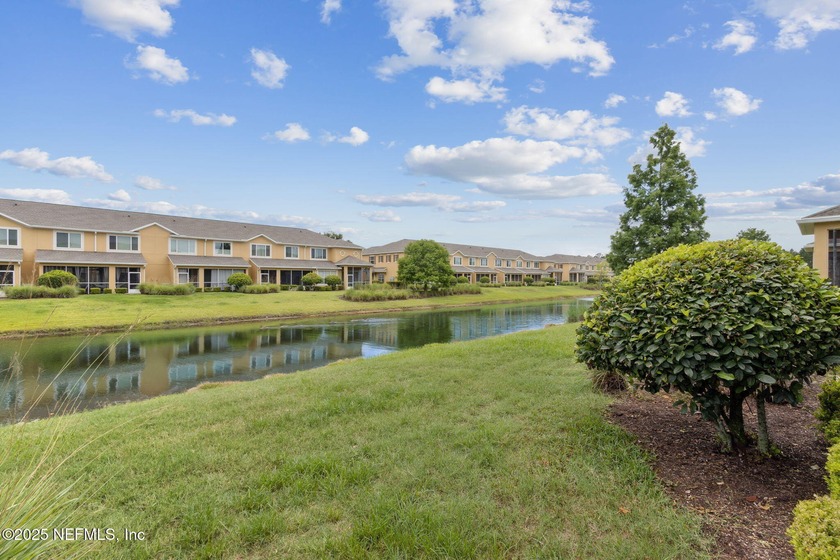 This beautifully appointed townhouse is super clean &amp; move-in - photo 54