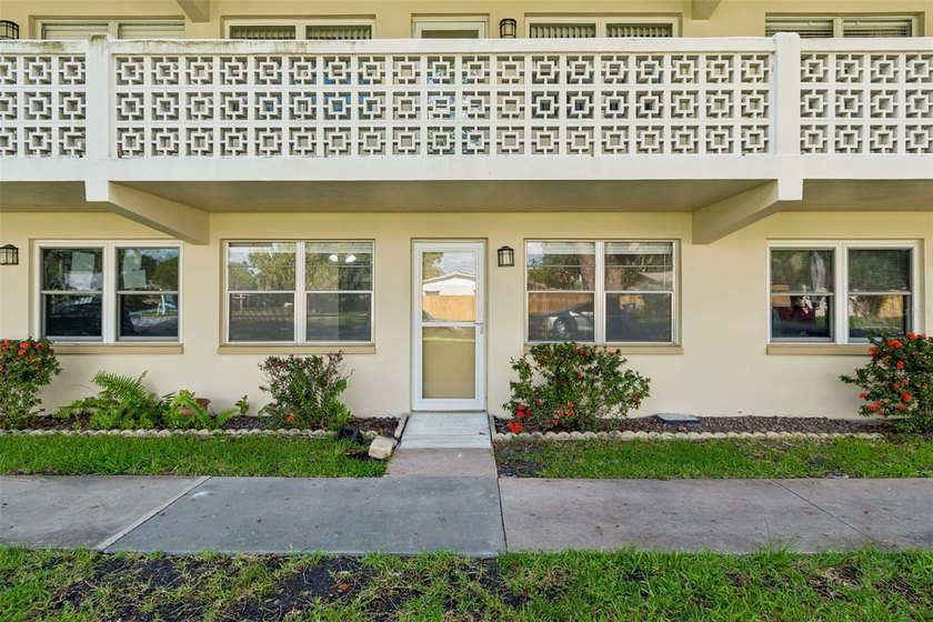 Welcome to easy Florida living in this beautifully remodeled - photo 3