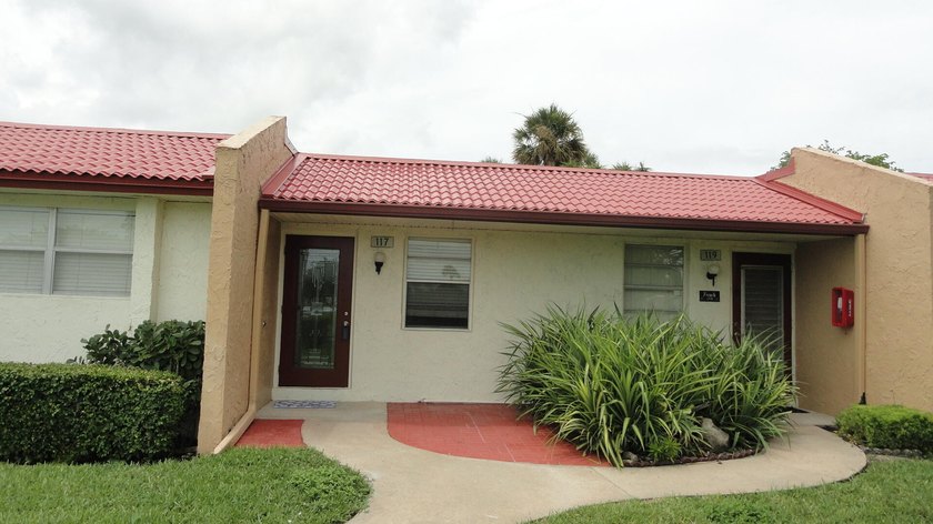 Beautifully remodeled 2-bedroom, 2-bath villa located in the - photo 2