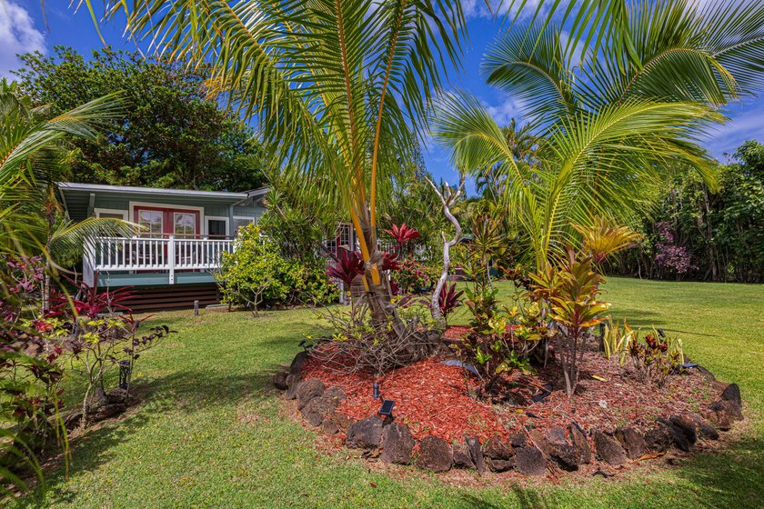 This Enchanting 2 bedroom flag lot Cottage situated on a lush - photo 3
