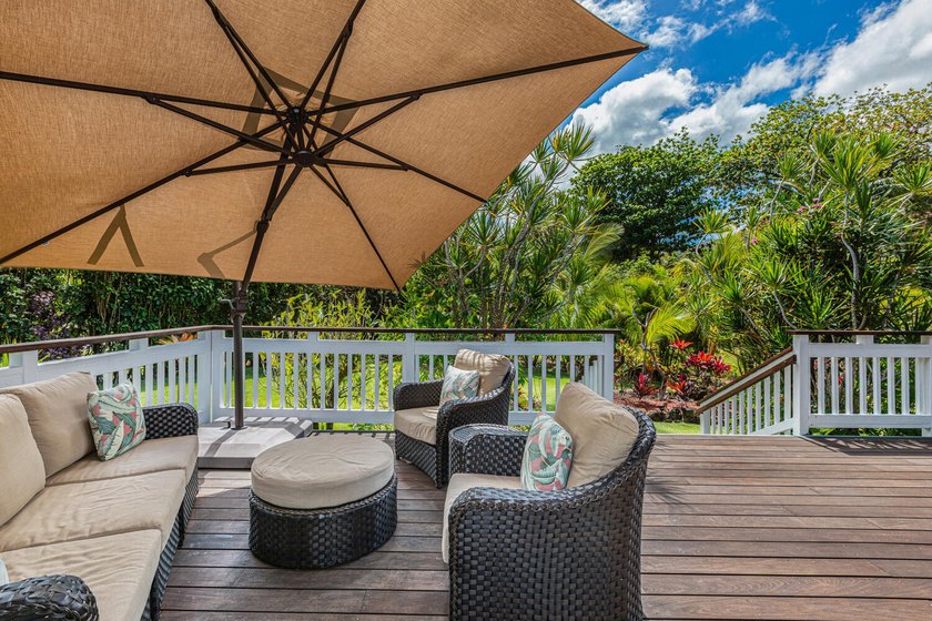 This Enchanting 2 bedroom flag lot Cottage situated on a lush - photo 4