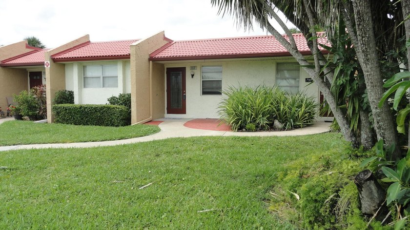 Beautifully remodeled 2-bedroom, 2-bath villa located in the - photo 4