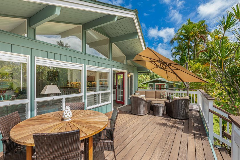 This Enchanting 2 bedroom flag lot Cottage situated on a lush - photo 5