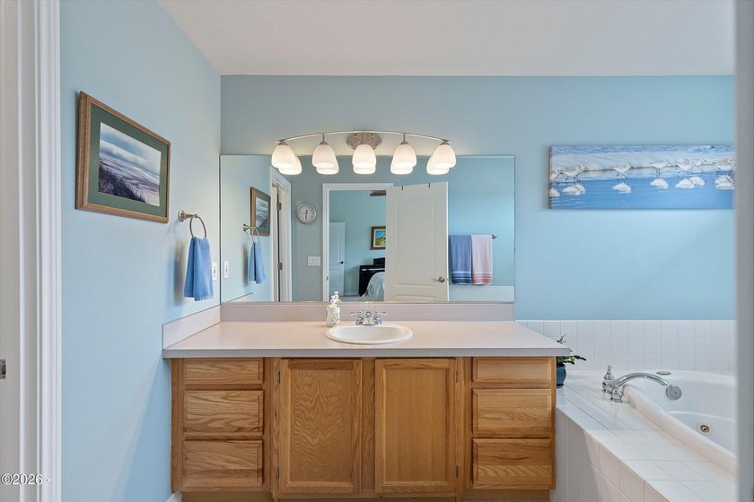 Beautiful 3 bed / 2 bath 1,728 sf single level home just blocks - photo 17