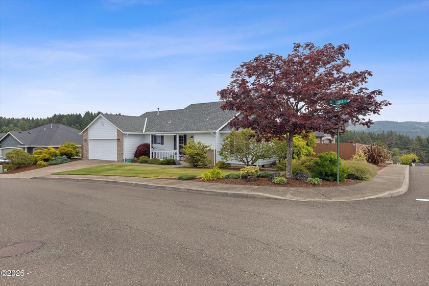 Beautiful 3 bed / 2 bath 1,728 sf single level home just blocks - photo 34