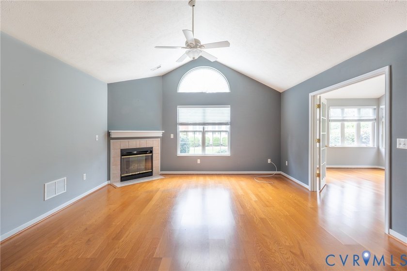 Welcome to effortless, maintenance-free living in the - photo 6