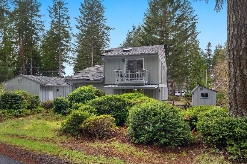 Golf Course Home with 3 car Garage Corner Lot - photo 29
