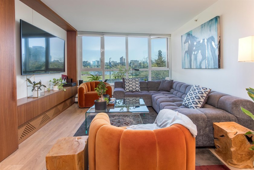 Governor's Tower in Yaletown, this updated 3-bedroom home offers - photo 4