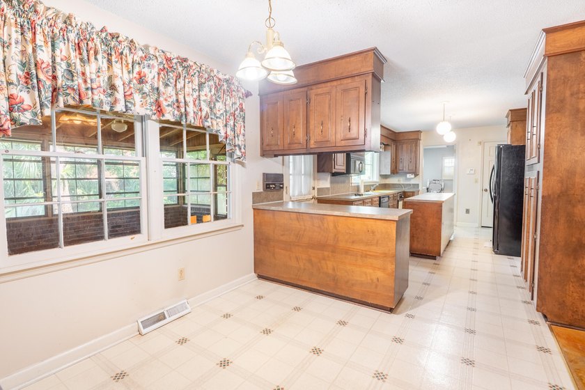 Shadowmoss | 3 BR | 2.5 BA | 2,330 Sq Ft | 0.26-Acre Charming - photo 7