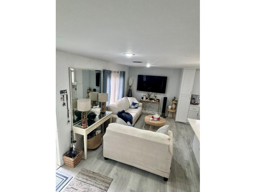 Completely Remodeled, beautiful and well-maintained 3-bedroom, 2 - photo 3