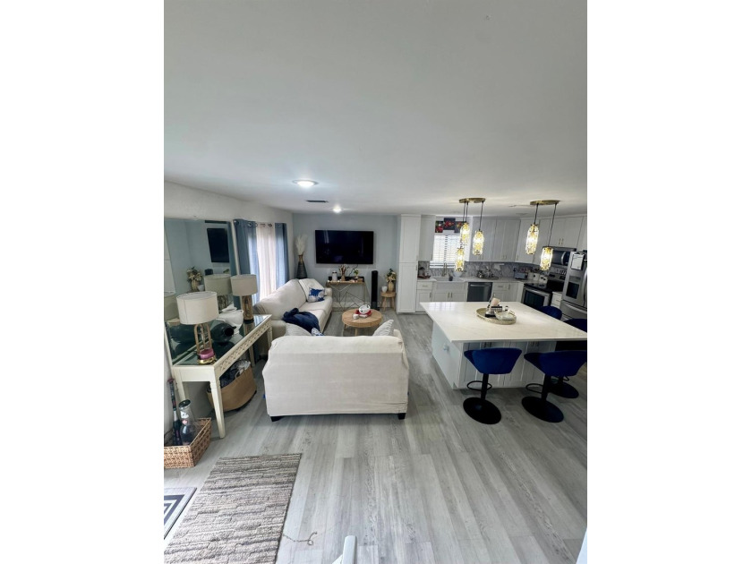 Completely Remodeled, beautiful and well-maintained 3-bedroom, 2 - photo 5