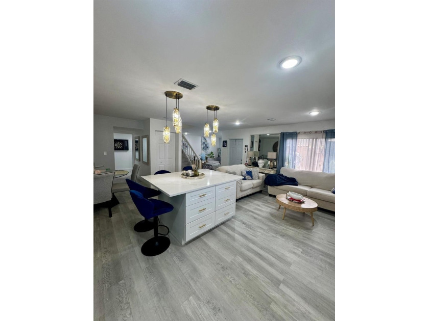 Completely Remodeled, beautiful and well-maintained 3-bedroom, 2 - photo 6