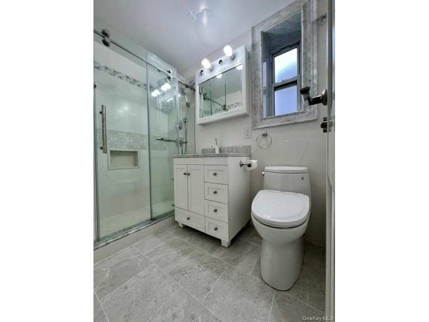 Spacious and well-proportioned 2BR/1BA co-op in the desirable - photo 2