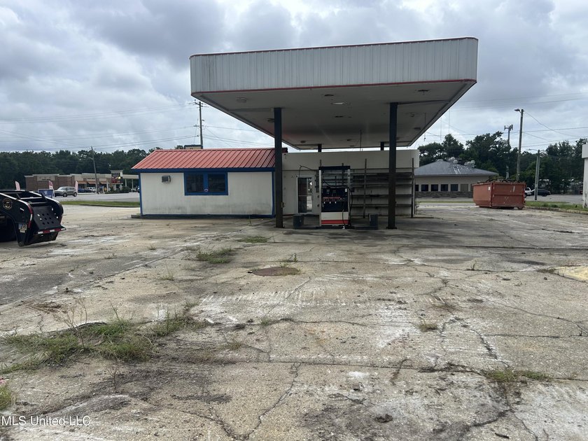 Prime commercial corner lot across from Saki restaurant. Ideal - photo 2