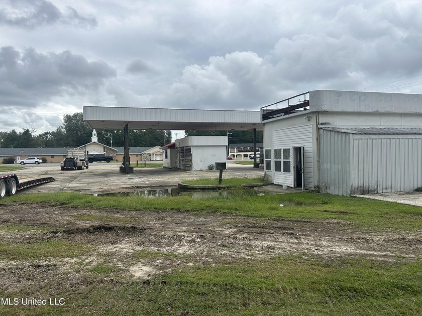 Prime commercial corner lot across from Saki restaurant. Ideal - photo 7