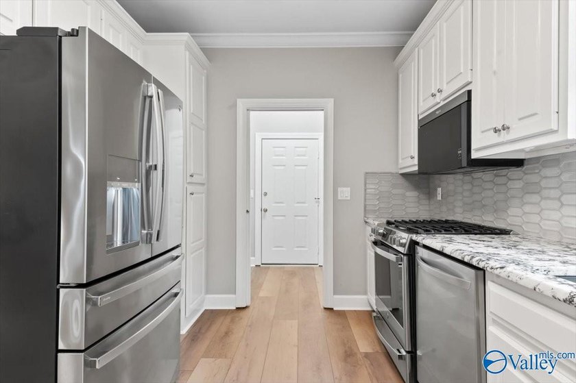 Updated &amp; Move-In Ready, 4BR/3BA home in the Cherokee Ridge golf - photo 7
