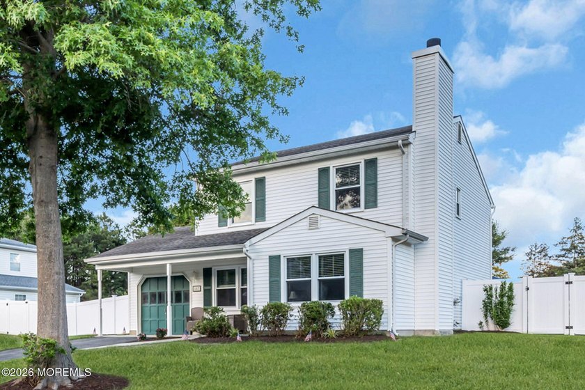 Welcome to this charming 3-bedroom, 1.5-bath colonial in the - photo 3