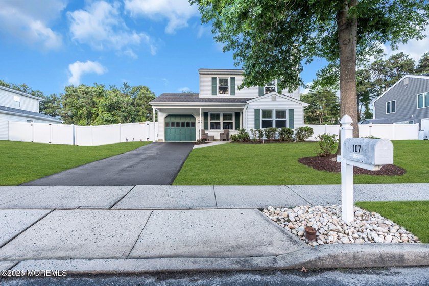 Welcome to this charming 3-bedroom, 1.5-bath colonial in the - photo 4