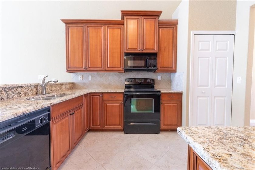 Like-New Luxury Lakefront Townhome - 4BR / 3.5BA / 3 Levels - - photo 23