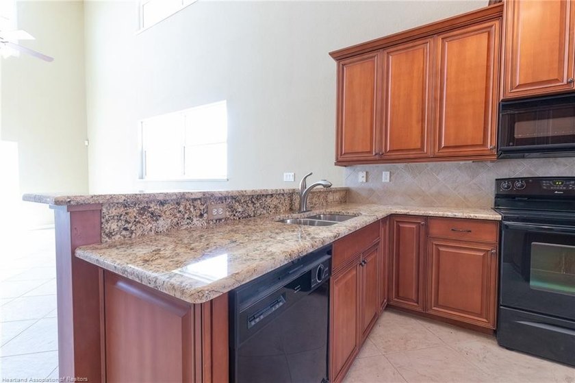 Like-New Luxury Lakefront Townhome - 4BR / 3.5BA / 3 Levels - - photo 25