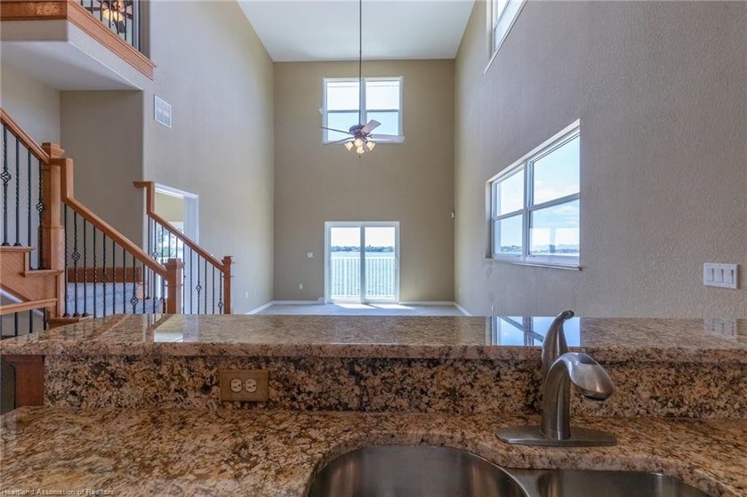 Like-New Luxury Lakefront Townhome - 4BR / 3.5BA / 3 Levels - - photo 27