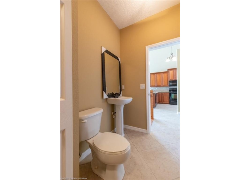 Like-New Luxury Lakefront Townhome - 4BR / 3.5BA / 3 Levels - - photo 30