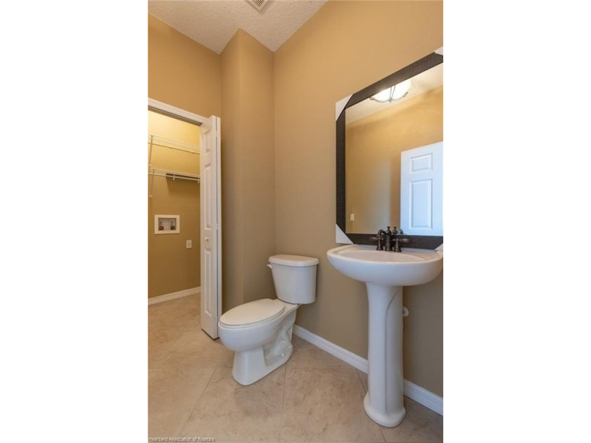 Like-New Luxury Lakefront Townhome - 4BR / 3.5BA / 3 Levels - - photo 31