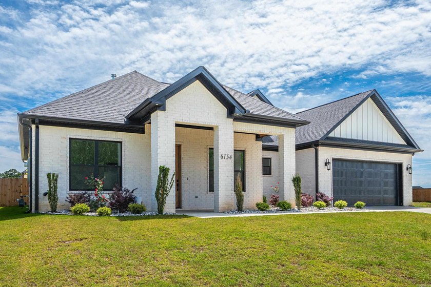 Discover luxury lake area living in the highly sought after - photo 2