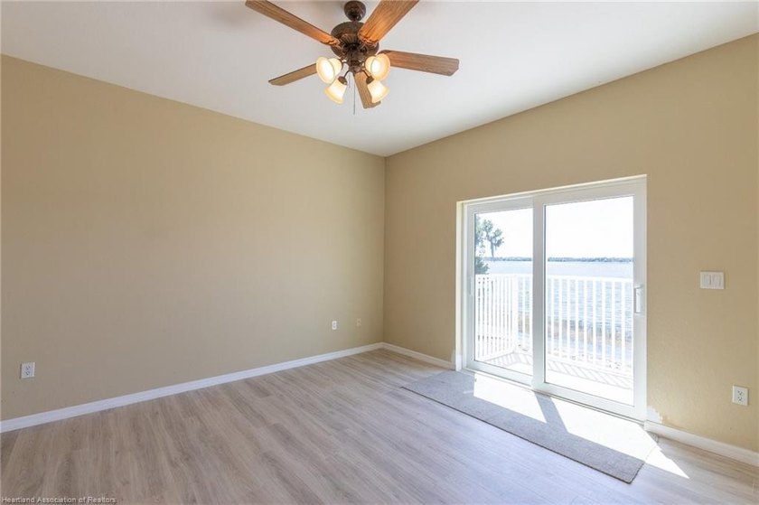 Like-New Luxury Lakefront Townhome - 4BR / 3.5BA / 3 Levels - - photo 33