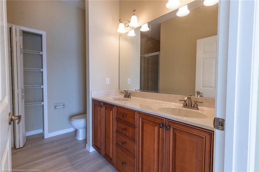 Like-New Luxury Lakefront Townhome - 4BR / 3.5BA / 3 Levels - - photo 37