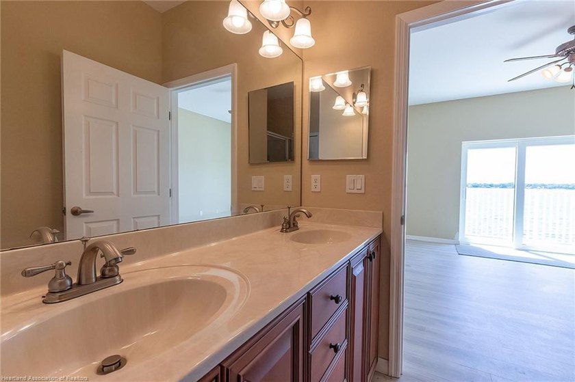 Like-New Luxury Lakefront Townhome - 4BR / 3.5BA / 3 Levels - - photo 38