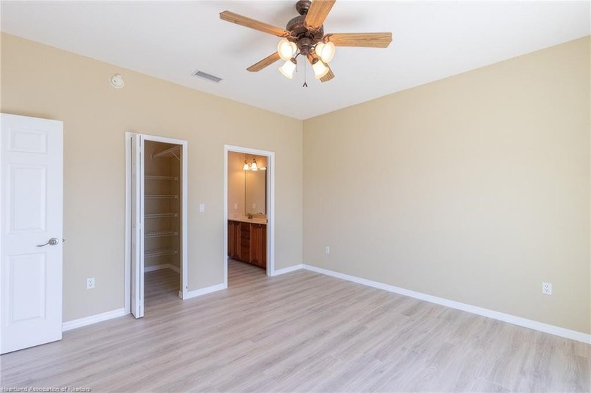 Like-New Luxury Lakefront Townhome - 4BR / 3.5BA / 3 Levels - - photo 39