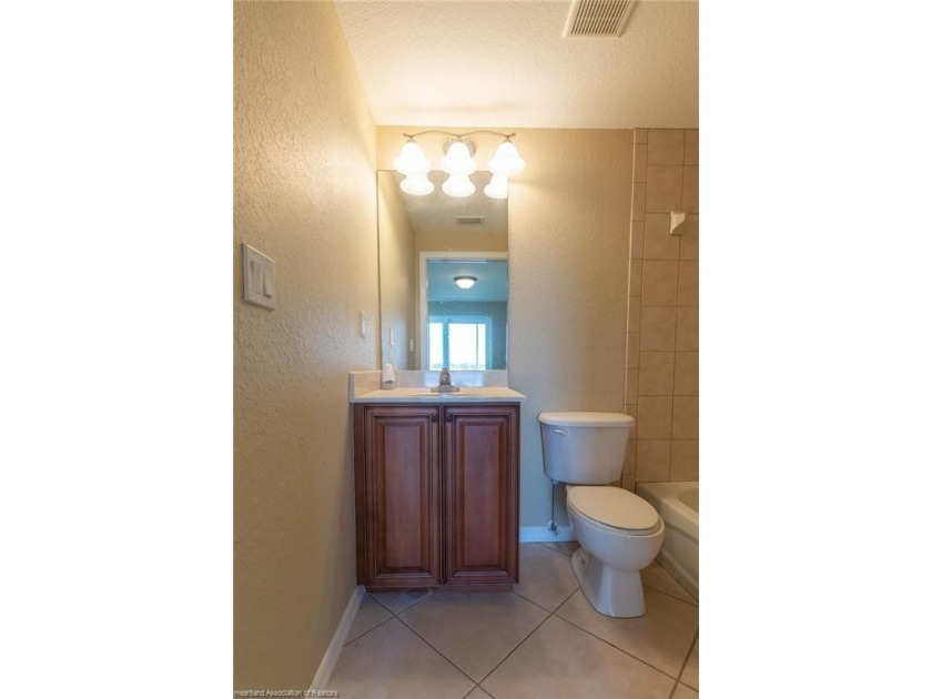 Like-New Luxury Lakefront Townhome - 4BR / 3.5BA / 3 Levels - - photo 41
