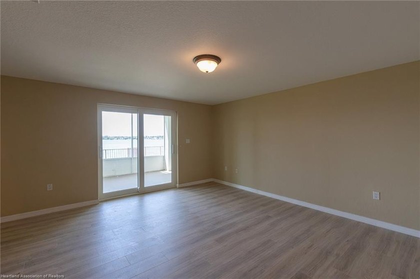 Like-New Luxury Lakefront Townhome - 4BR / 3.5BA / 3 Levels - - photo 44