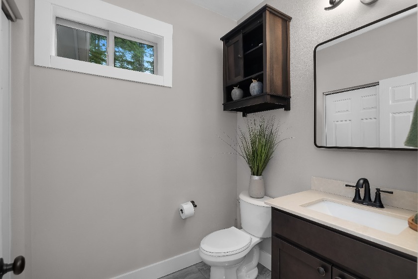 Newer custom home in the forest in Alderbrook - photo 16