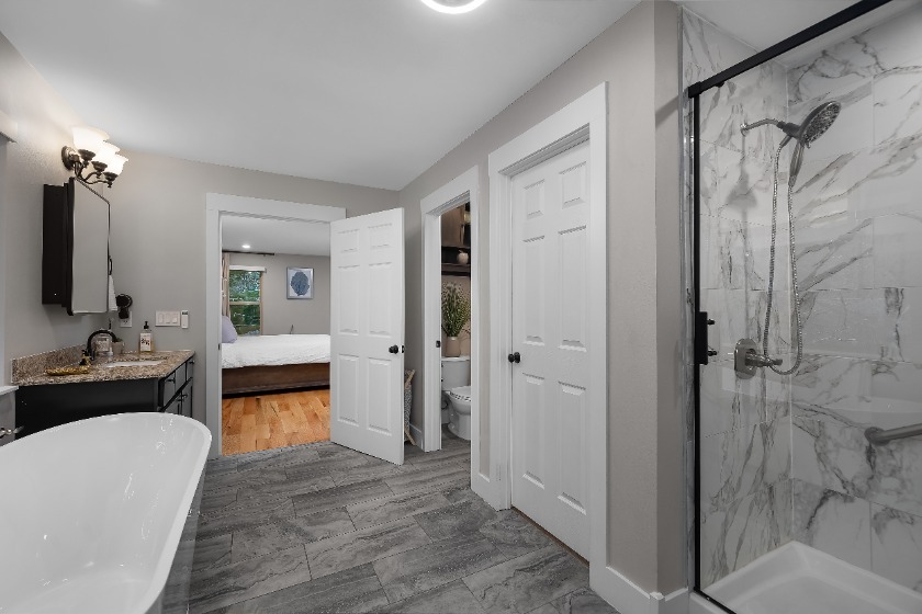 Newer custom home in the forest in Alderbrook - photo 30