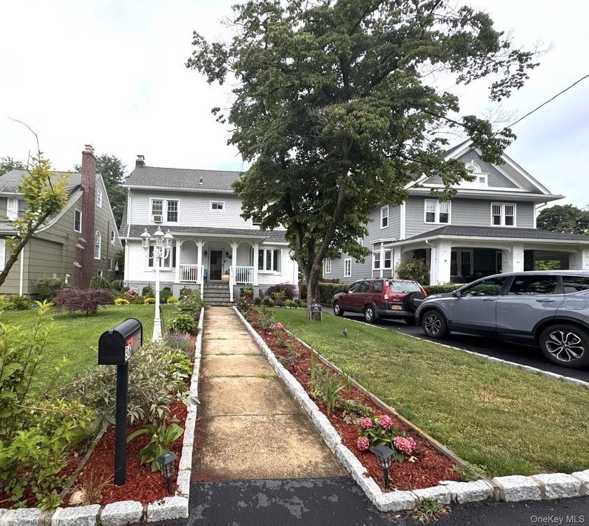 Welcome to this beautifully maintained Center Hall Colonial - photo 2