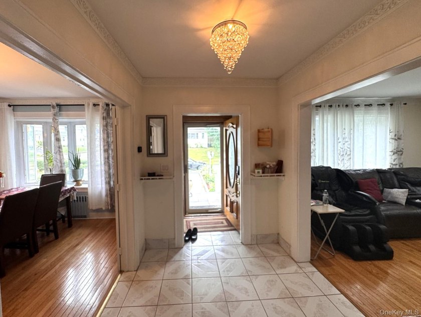 Welcome to this beautifully maintained Center Hall Colonial - photo 4