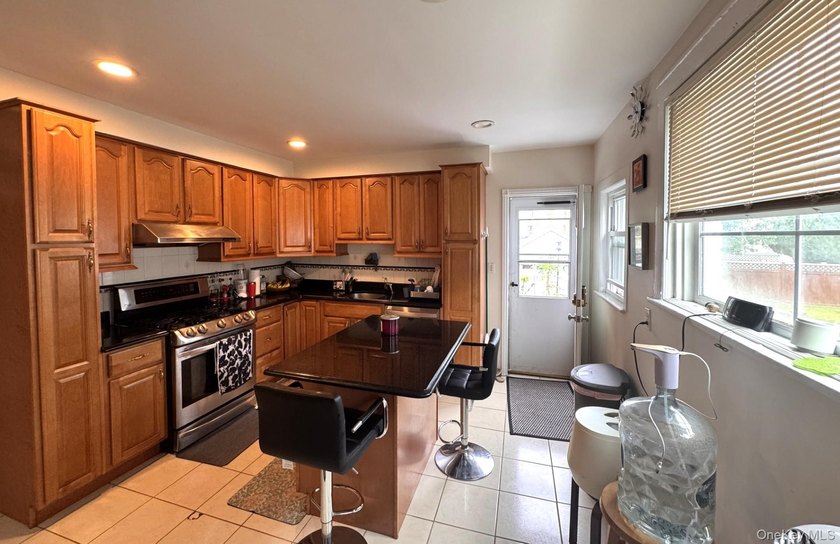 Welcome to this beautifully maintained Center Hall Colonial - photo 9