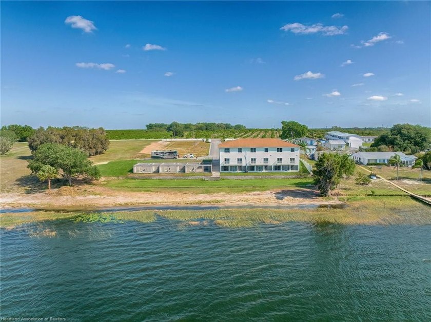 Like-New Luxury Lakefront Townhome - 4BR / 3.5BA / 3 Levels - - photo 12