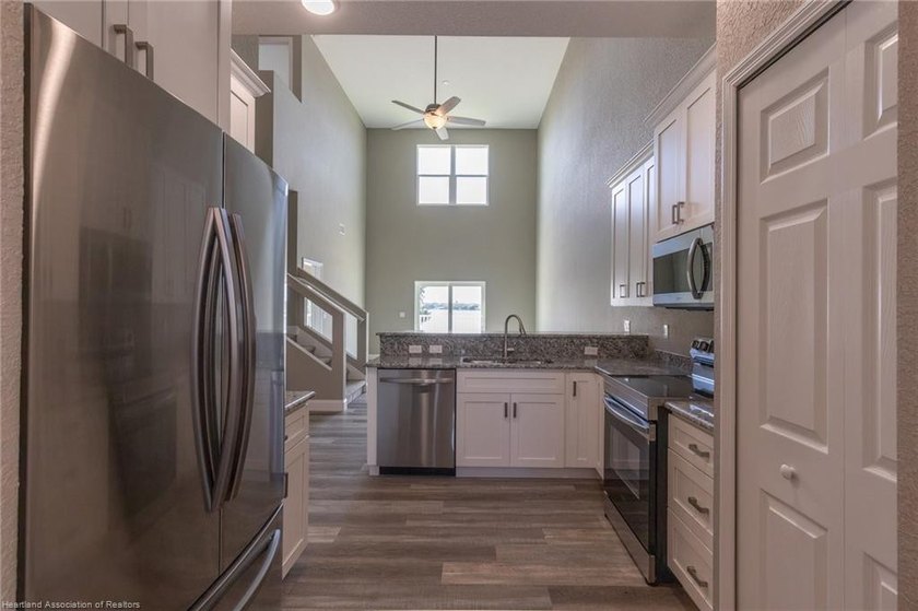 Like-New Luxury Lakefront Townhome - 4BR / 3.5BA / 3 Levels - - photo 18