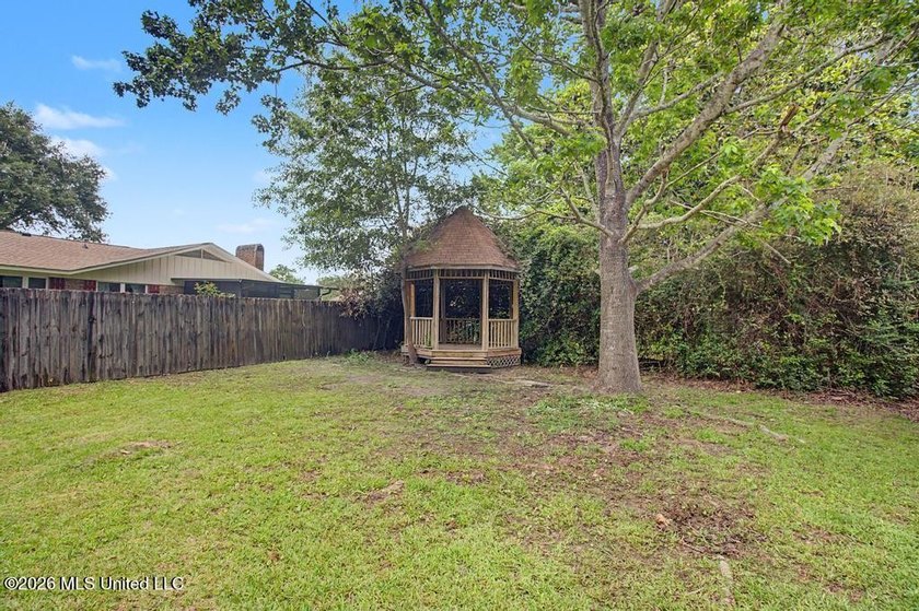 Beautifully updated and move-in ready! This remodeled home - photo 21