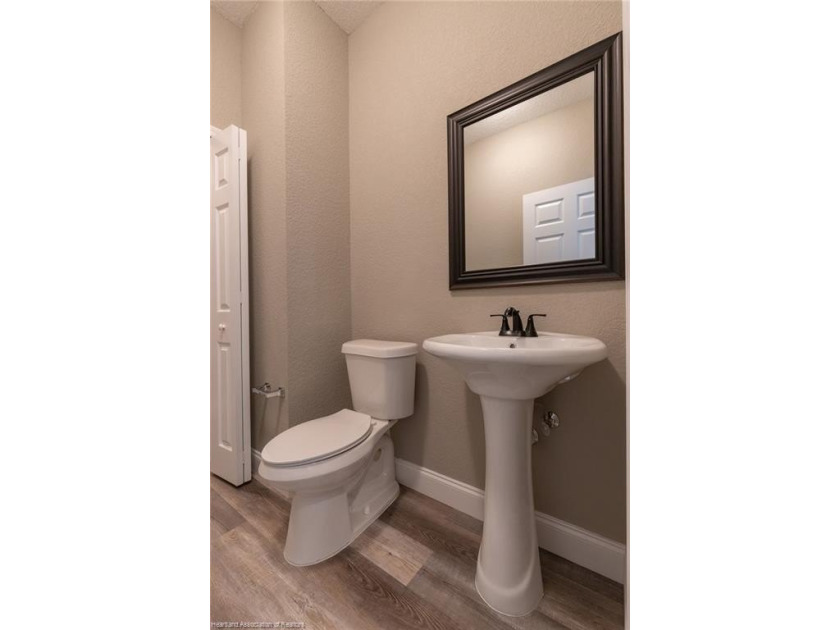 Like-New Luxury Lakefront Townhome - 4BR / 3.5BA / 3 Levels - - photo 23