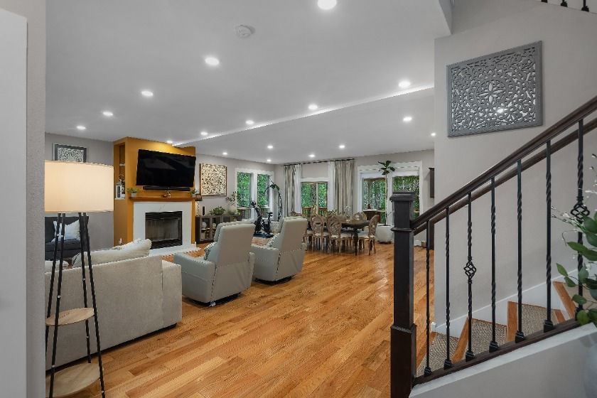 Newer custom home in the forest in Alderbrook - photo 5