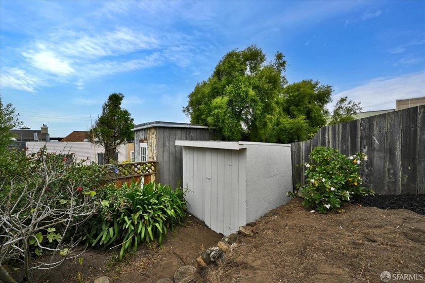 Central Sunset reversed floor plan home ideally situated on one - photo 46