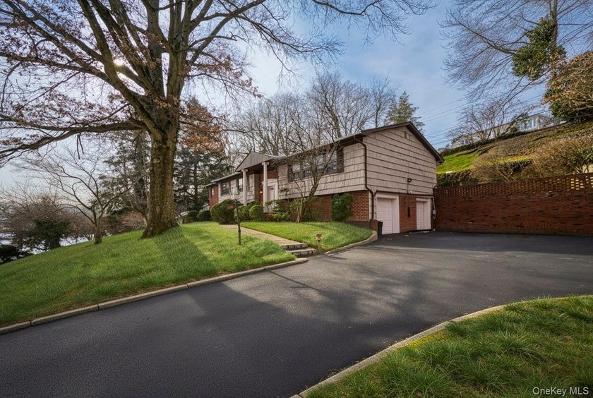 Spacious 3-bedroom, 2.5-bath ranch located in the Village of - photo 47