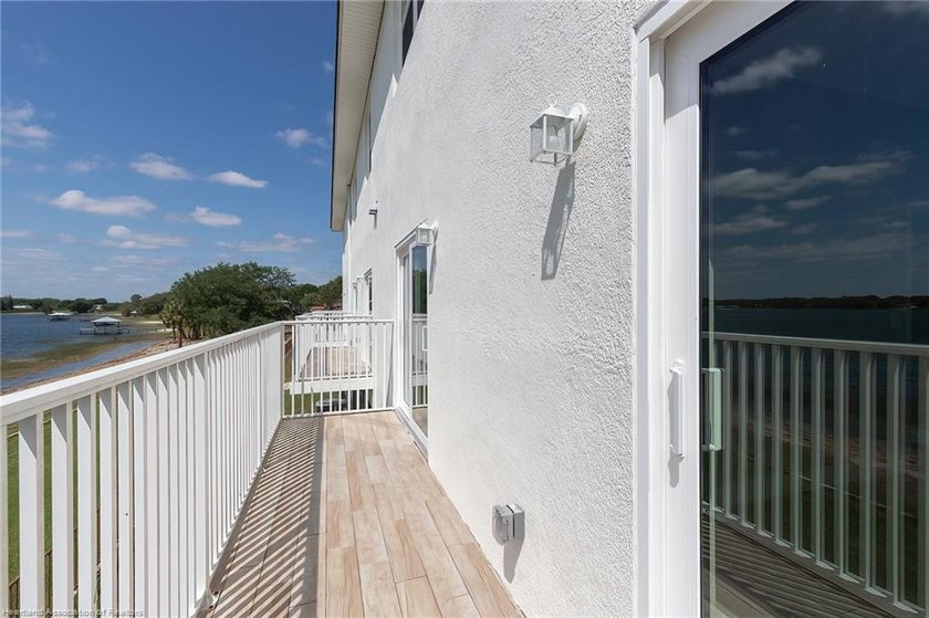 Like-New Luxury Lakefront Townhome - 4BR / 3.5BA / 3 Levels - - photo 48